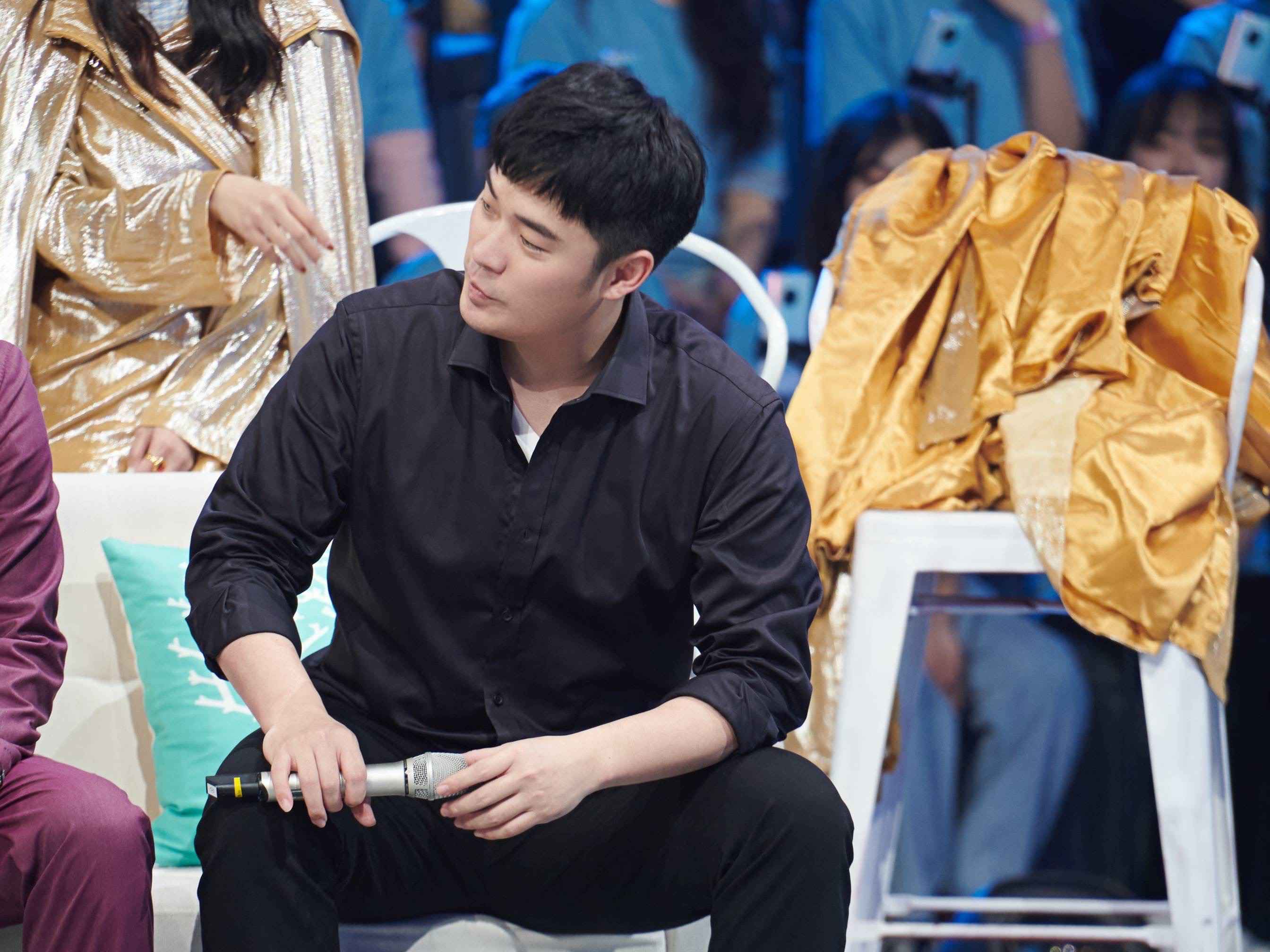 陈赫《快乐大本营》变暖心导师演唱《消愁》引毛不易传颂