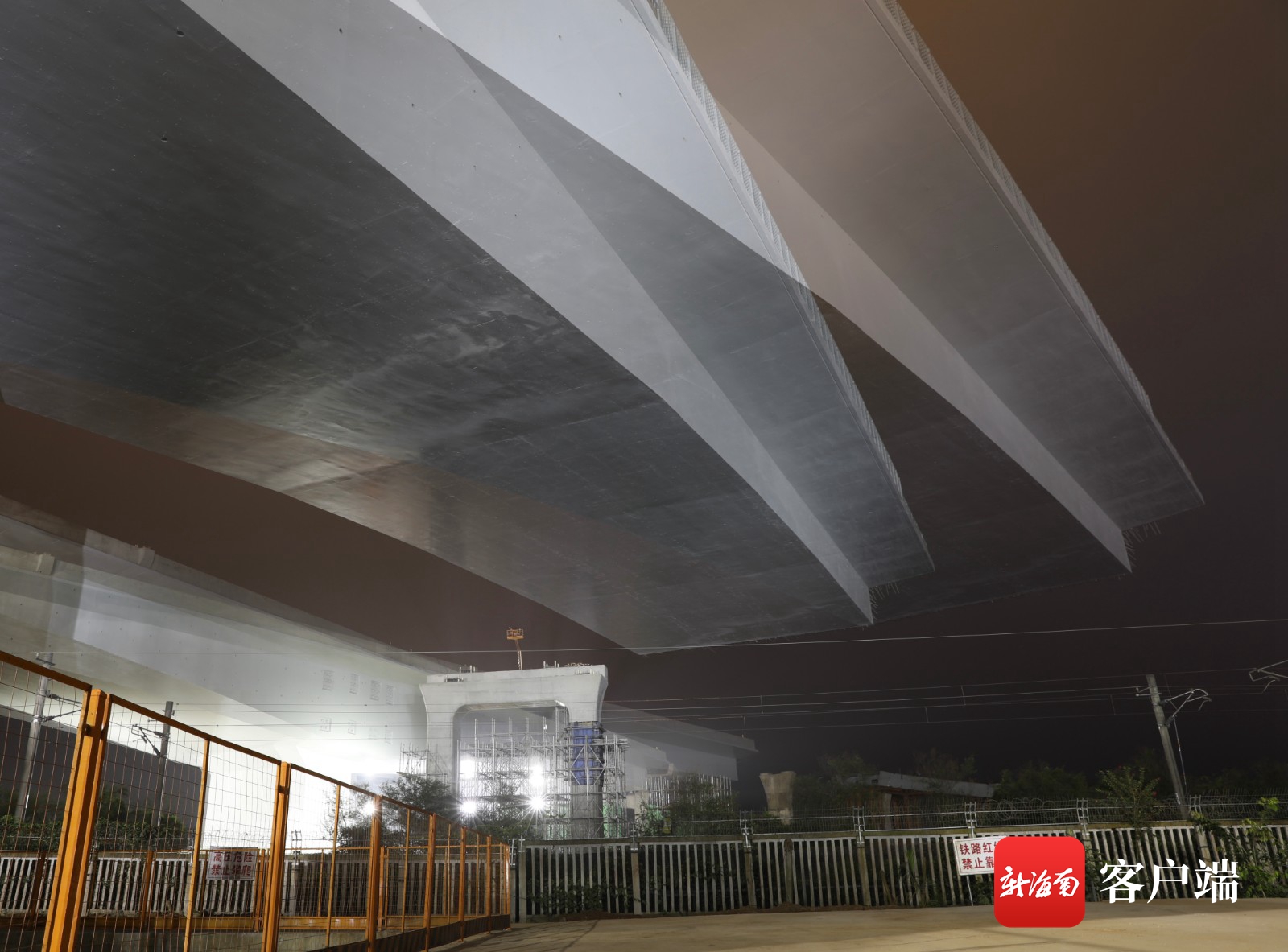 空中83度“回身”！海南省首个跨高铁转体梁实现“精准就位”