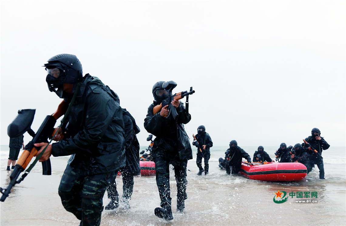 特战蛟龙海岸擒“敌” 红蓝对抗斗智斗勇