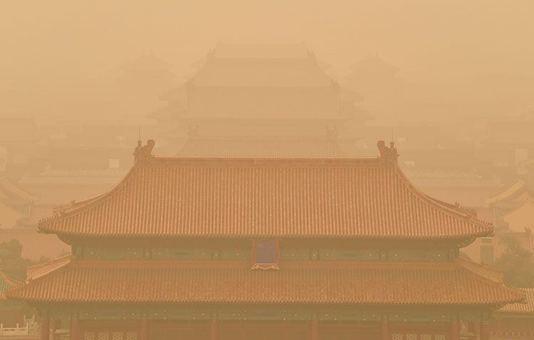 实拍 | 北京再次沙尘来袭，黄沙覆盖中的故宫、鸟巢