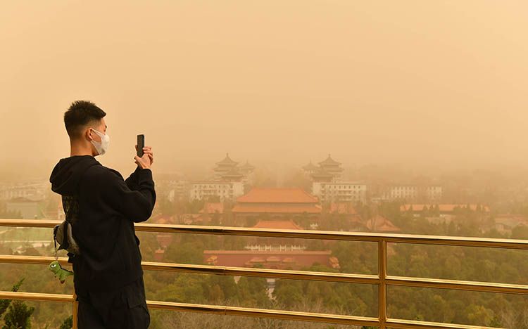 实拍 | 北京再次沙尘来袭，黄沙覆盖中的故宫、鸟巢