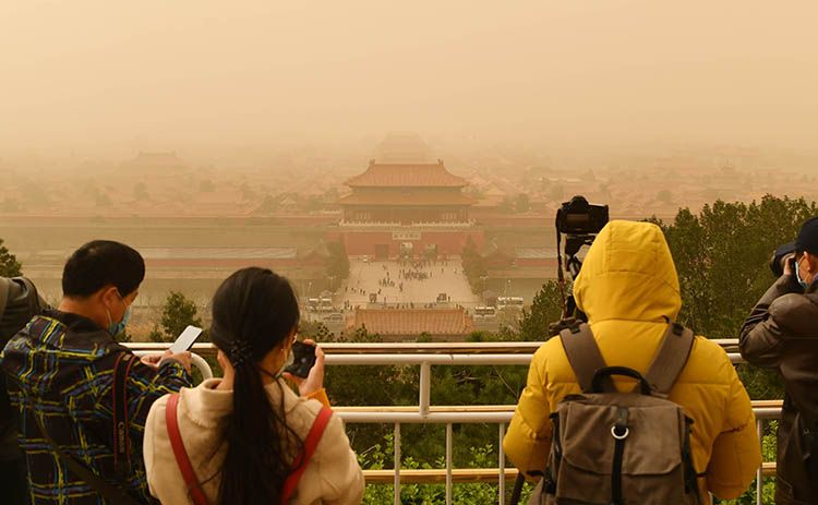 实拍 | 北京再次沙尘来袭，黄沙覆盖中的故宫、鸟巢