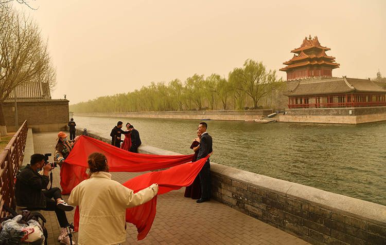 实拍 | 北京再次沙尘来袭，黄沙覆盖中的故宫、鸟巢