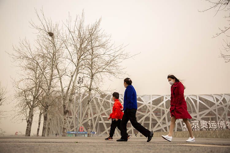 实拍 | 北京再次沙尘来袭，黄沙覆盖中的故宫、鸟巢