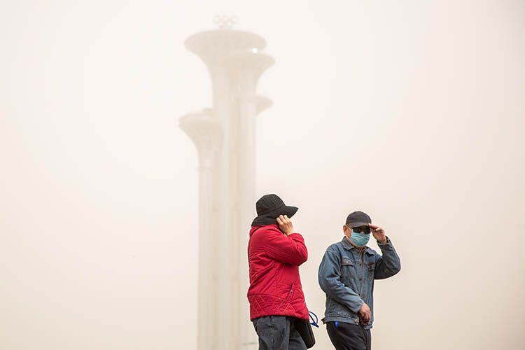 实拍 | 北京再次沙尘来袭，黄沙覆盖中的故宫、鸟巢