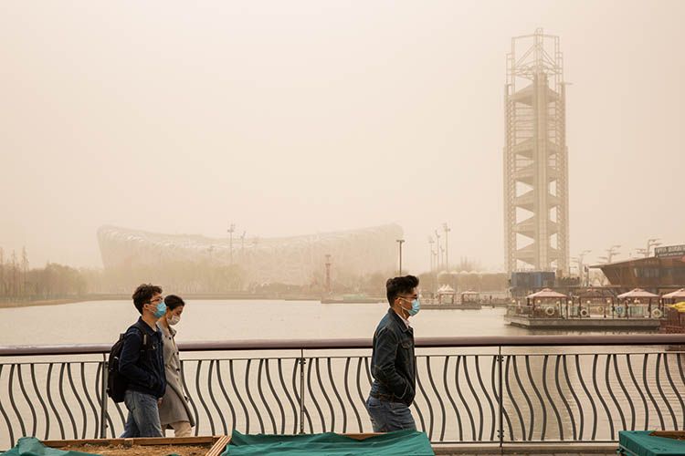 实拍 | 北京再次沙尘来袭，黄沙覆盖中的故宫、鸟巢