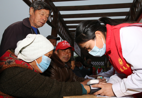 【“皖美”安徽】白衣志愿者成为村民康健“贴心人”