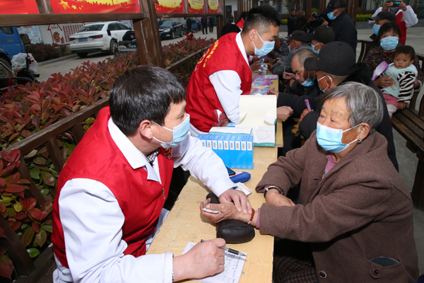 【“皖美”安徽】白衣志愿者成为村民康健“贴心人”