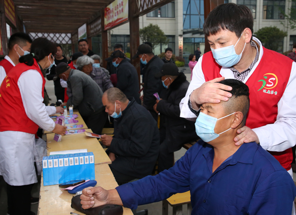 【“皖美”安徽】白衣志愿者成为村民康健“贴心人”