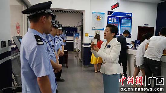 贺州八步警方开通“户政直通车” 晋升窗口处事技术礼节