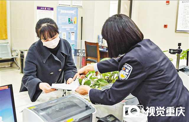 川渝两地记者现场直击跨省市户口迁移一站式治理 从申请到办结不外1小时