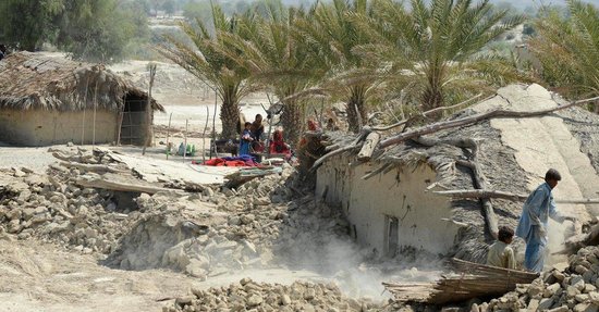 巴基斯坦地动已致355人遇难 震区救灾物资紧缺