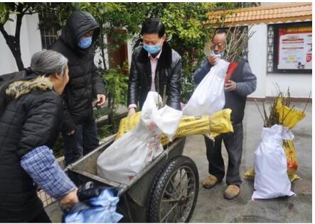 【脱贫攻坚】广东省农科院向贫困户赠送优质果苗