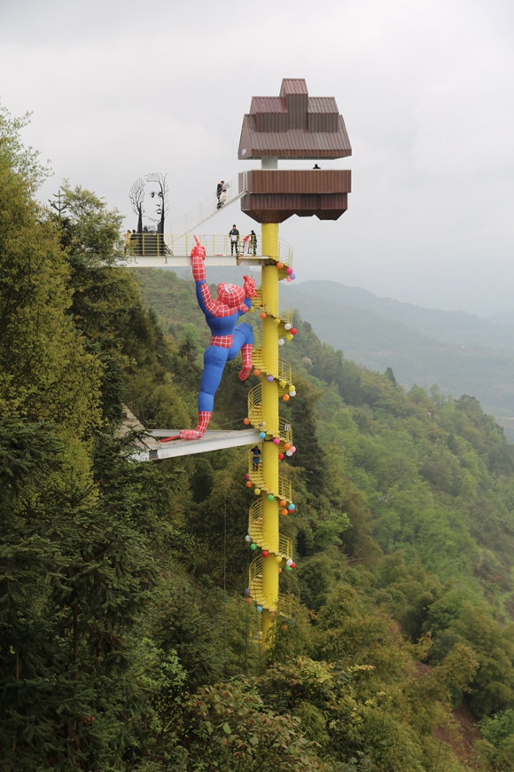 视频 | 重庆4500度旋转楼梯走红 你敢体验吗？