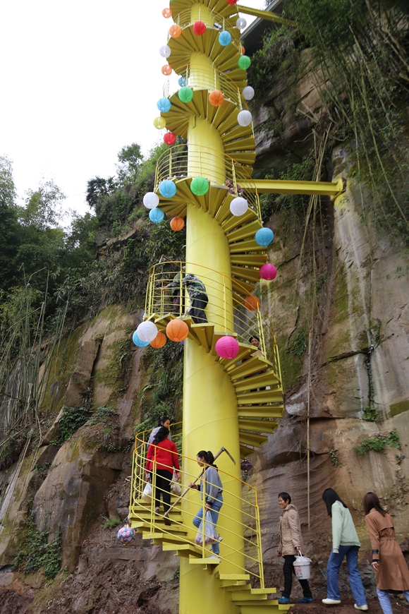 视频 | 重庆4500度旋转楼梯走红 你敢体验吗？