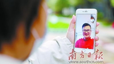 三名患者与广东援鄂医疗队员视频通话 看到摘下口罩的他们