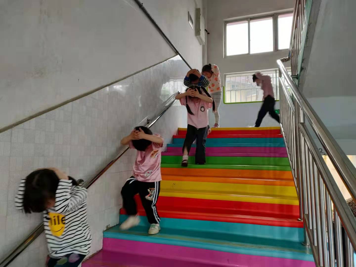 怀宁县清河中心幼儿园开展防震演练活动