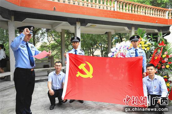 防城边检站开展“七一”号移动党史教室 惦记革命先烈