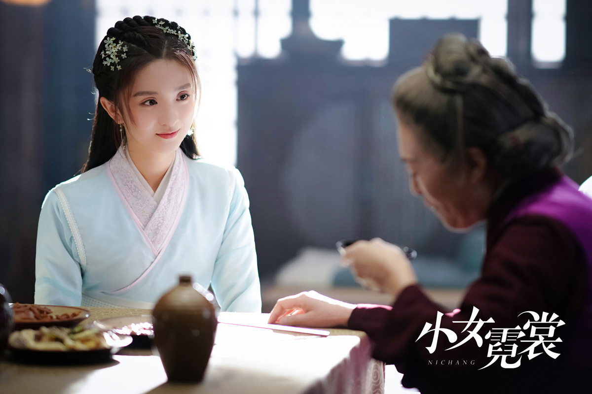 厉嘉琪《小女霓裳》开播 古装造型可爱上演“甜笑杀”