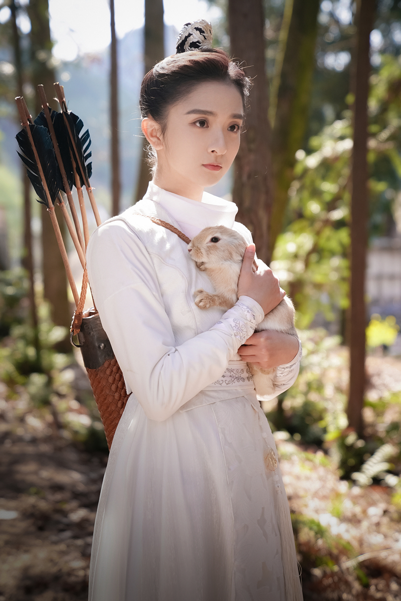 厉嘉琪《小女霓裳》开播 古装造型可爱上演“甜笑杀”