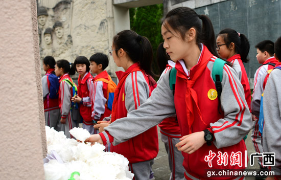 广西桂林龙胜县青少年惦记先烈 重温党史