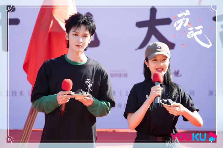 《苏记》开机 李兰迪、朱正廷互送黑凤梨共谱浊世柔情