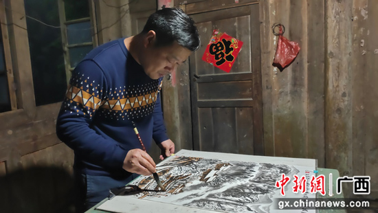 广西临桂村子振兴驻村队员用画条记录瑶寨时代蝶变