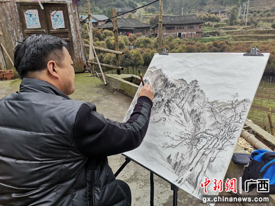 广西临桂村子振兴驻村队员用画条记录瑶寨时代蝶变