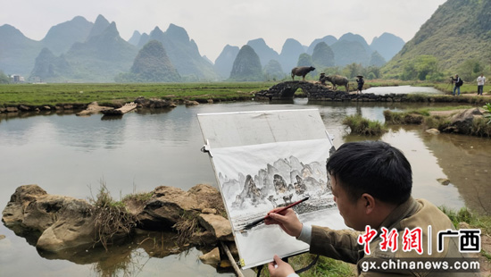 广西临桂村子振兴驻村队员用画条记录瑶寨时代蝶变