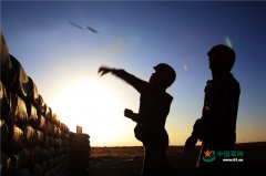 走，去贺兰山下看百余新兵实弹投掷大考核