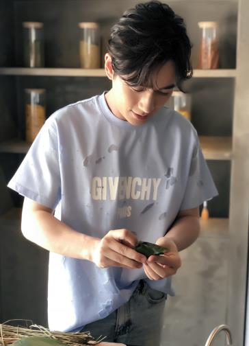 朱一龙端午直播为粉丝包粽子 暖心爱豆实力宠粉