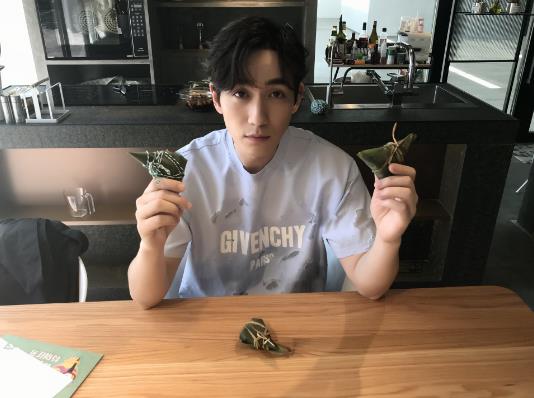 朱一龙端午直播为粉丝包粽子 暖心爱豆实力宠粉