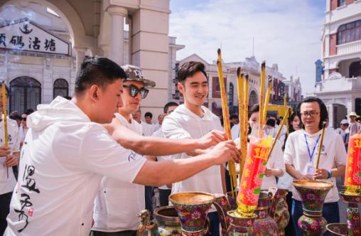 电视剧《一身孤注掷温柔》昨日火热开机 阮经天祝绪丹首搭“天祝”CP搞工作