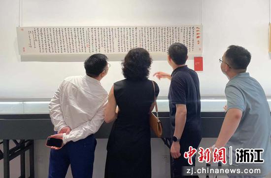 童亚辉书法作品展在杭州开幕 驻足“小字书法”展示奇特气质