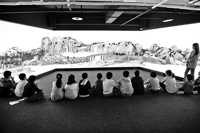 北京青年报教诲圆桌小记者体验“将来图书世界”