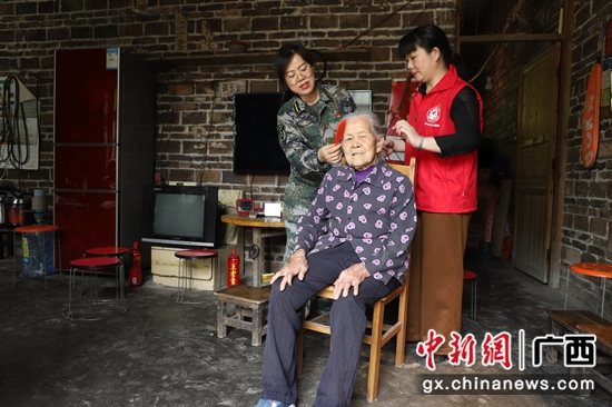 河池金城江区百岁老人唱红歌 忆苦思甜感党恩