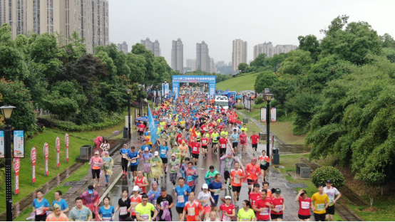 千余人火力全开，雨中豪情畅跑松雅湖_湖北在线