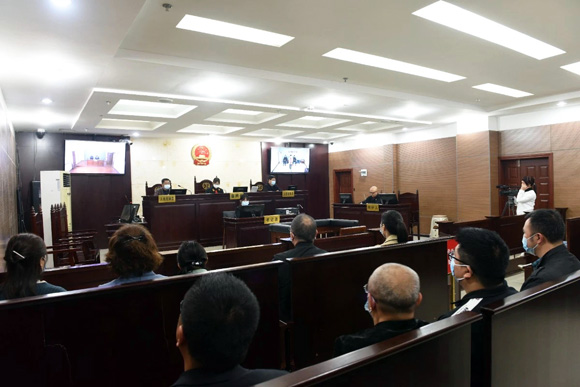 高空抛物罪重庆首案宣判 女子从12楼抛下椅子花瓶等获刑半年