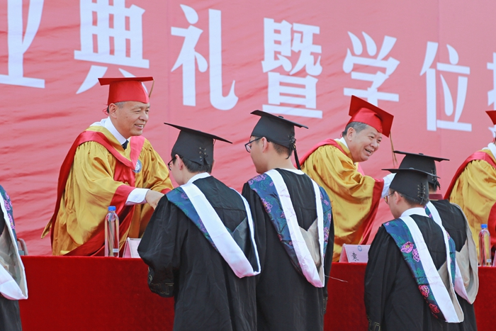 安徽理工大学谨慎进行2021届学生结业仪式暨学位授予典礼