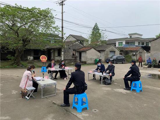 浙江宁波法院广集社会气力 创新政法步队教诲整顿事情