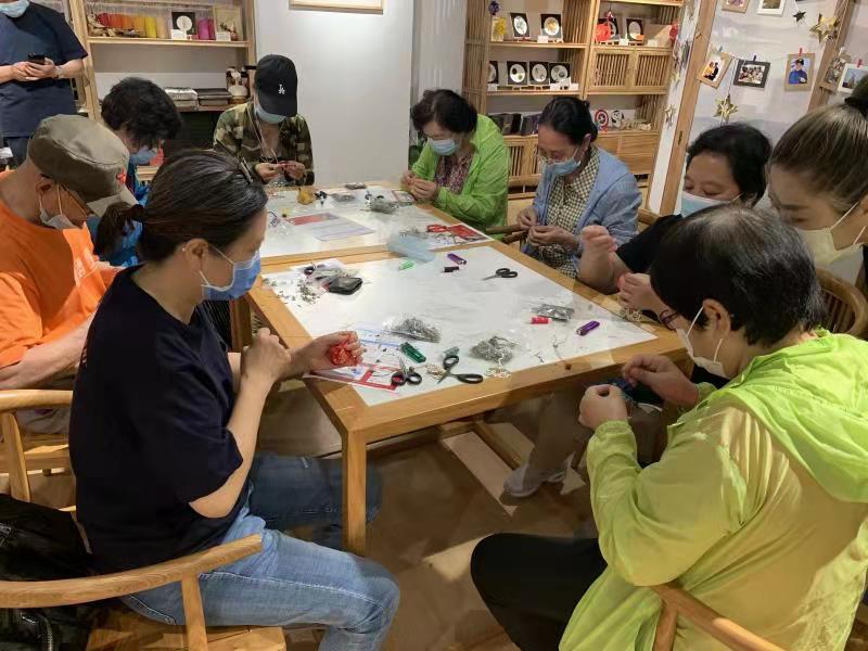 北京东城景山街道汪芝麻社区开展端午节香囊建造勾当