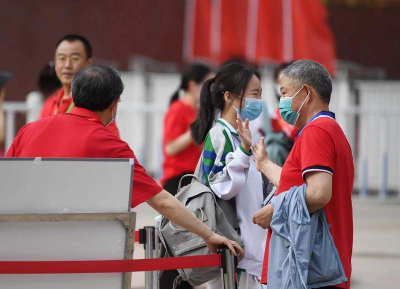 人大附中送考团一片“红” 本年每三科场设一家长等待区