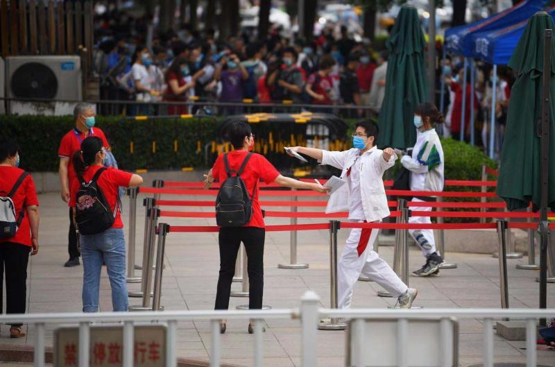 人大附中送考团一片“红” 本年每三科场设一家长等待区