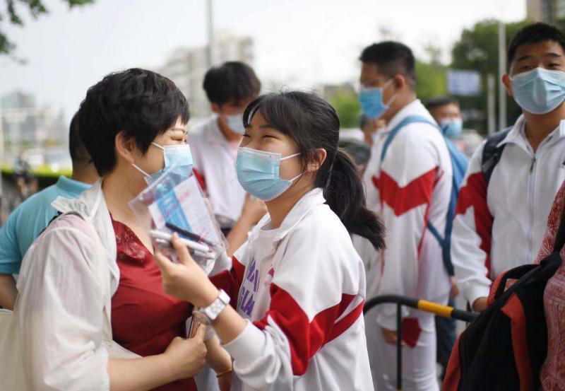 人大附中送考团一片“红” 本年每三科场设一家长等待区