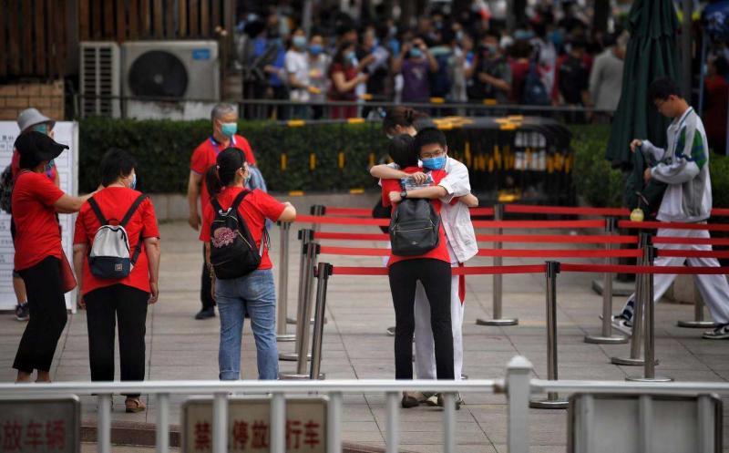 人大附中送考团一片“红” 本年每三科场设一家长等待区