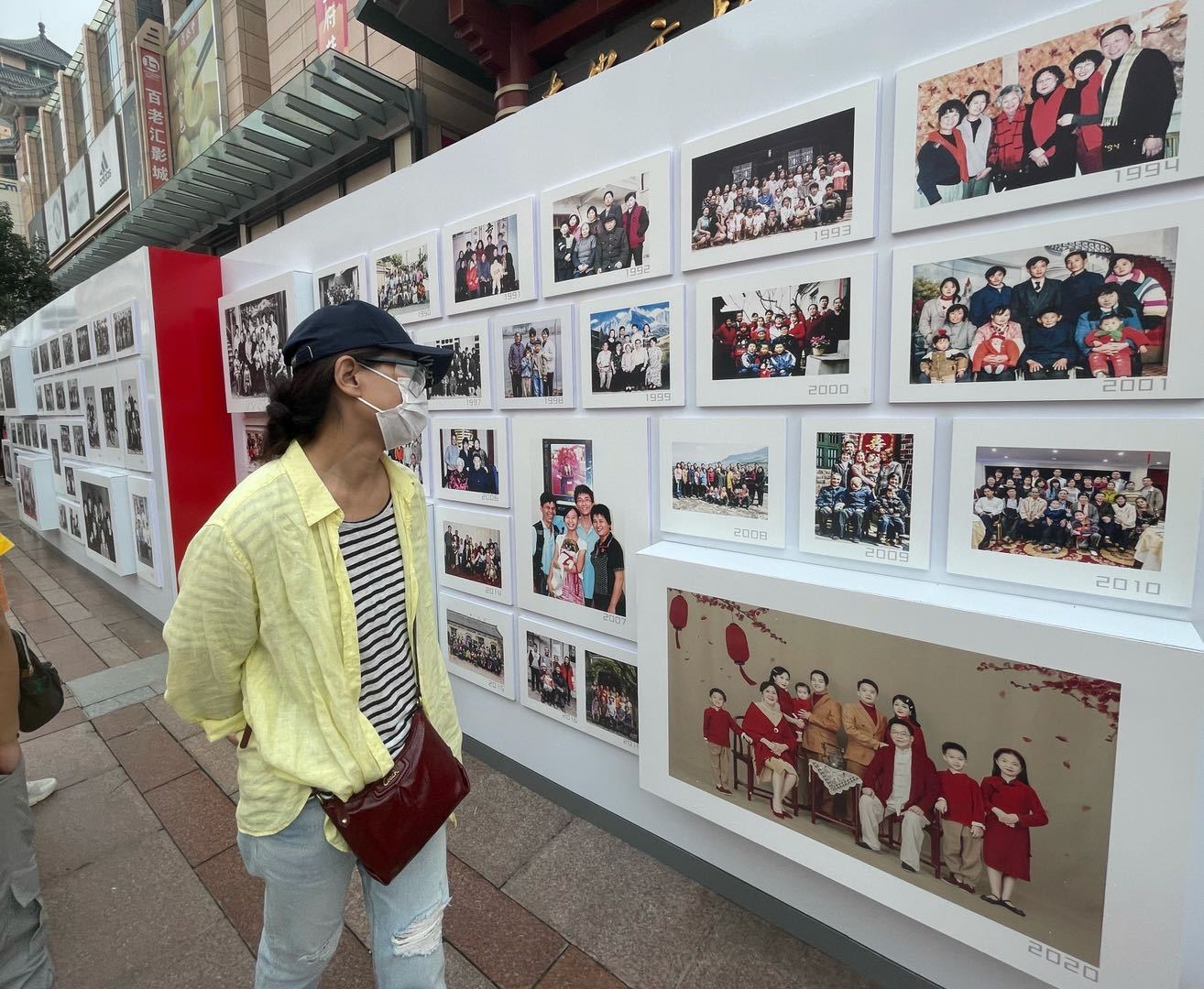 王府井步行街上，323幅摄影作品泛起中国黎民百年糊口巨变