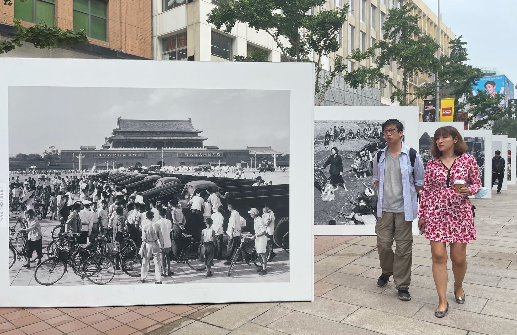 王府井步行街上，323幅摄影作品泛起中国黎民百年糊口巨变