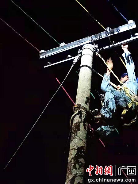 崇左供电公司冒酷暑抓抢修为群众送“风凉电”