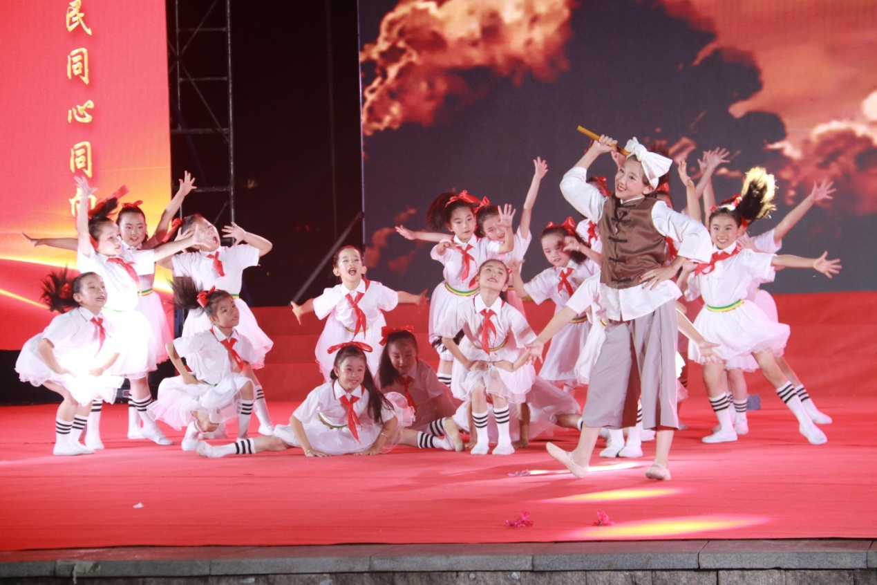 歙县教诲系统：唱支山歌给党听