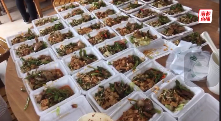 西昌火警另一面：饭馆老板为救火员备午餐，志愿者夜晚留守送大衣